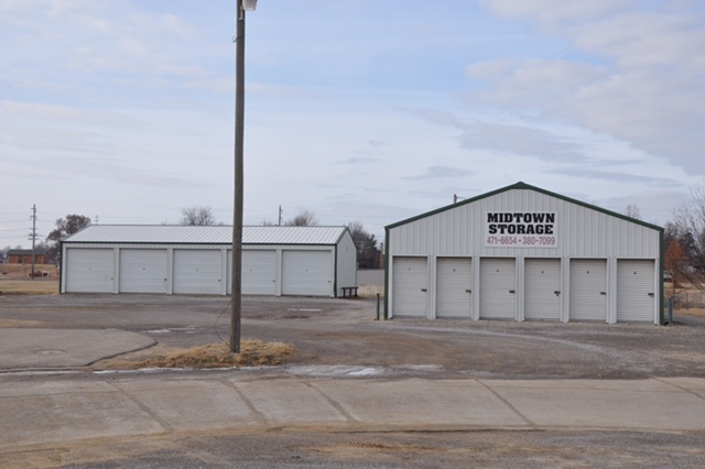 Let our standard storage units and climate controlled storage units help you get organized and clutter free. Your satisfaction and convenience is our priority. 